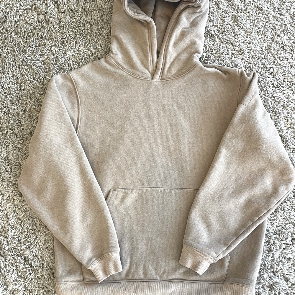 ALO Yoga women’s oversized sweatshirt in Taupe. Size XXS.